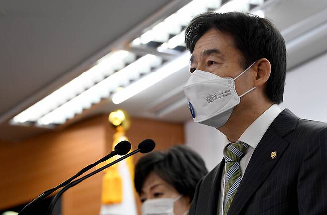 이용호 대통령직인수위원회 정무사법행정분과 간사가 19일 서울 통의동 인수위 기자회견장에서 '검수완박' 입법 추진 관련 발표를 하고 있다.&nbsp; &nbsp;인수위사진기자단