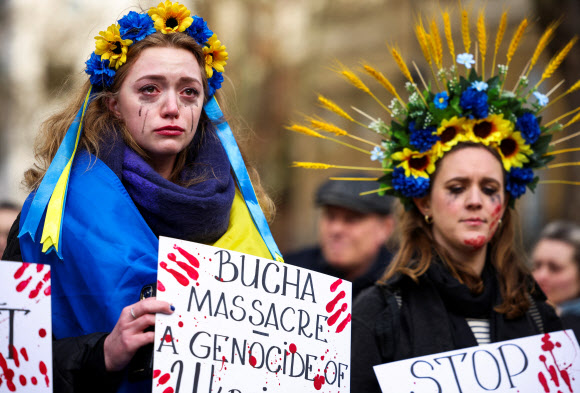 영국 총리 관저가 있는 런던 다우닝가 인근에서 우크라이나를 지지하는 사람들이 러시아군이 우크라이나 부차에서 저지른 민간인 학살에 항의하는 시위를 벌이고 있다. 2022.4.9 로이터 연합뉴스
