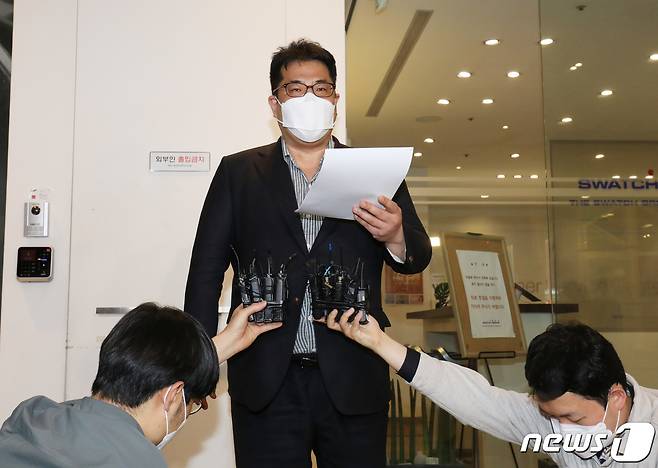 손영래 복건복지부 대변인이 21일 서울 서대문구 국민연금공단 충정로 사옥에 마련된 정호영 보건복지부 장관 후보자의 인사청문회 준비사무실 앞에서 정 후보자 아들의 병역 특혜 의혹 관련 검사 결과 내용을 발표하고 있다./뉴스1 © News1 이성철 기자