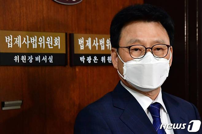 '검수완박' 법안의 법제사법위원회 안건조정위원회 회부가 임박한 가운데 박광온 법사위원장이 21일 서울 여의도 국회 법사위원장실 앞에서 안건조정위 구성 등에 대한 질의응답을 하고 있다. (공동취재)2022.4.21/뉴스1 © News1 허경 기자