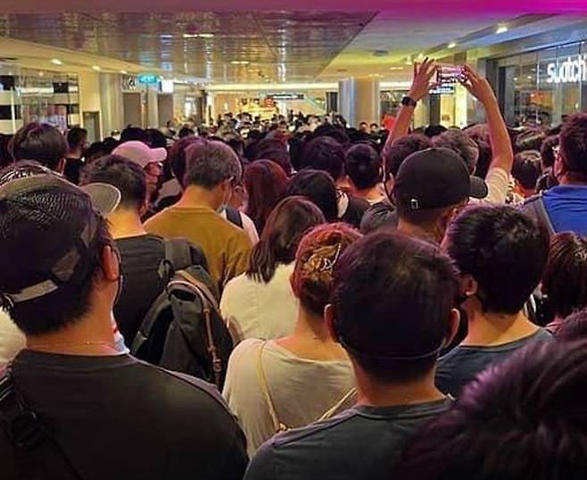 명품시계 브랜드의 오메가가 스와치와 콜라보를 진행해 선보인 '문스와치'가 전 세계를 시계 마니아들의 마음을 사로잡고 있다. 싱가포르 스와치 매장에서는 '문스와치'를 사기위한 사람들로 북적이고 있다. (인스타그램 캡처)2022.3.27/뉴스1