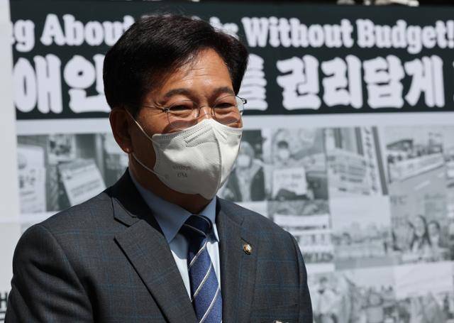 송영길 더불어민주당 전 대표가 20일 서울 여의도 이룸센터 앞에서 서울시장 후보 공천과 관련해 취재진의 질문에 답변하고 있다. 뉴시스