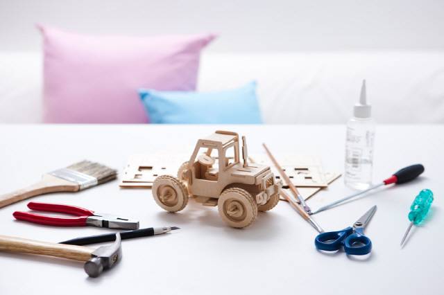 순간접착제로 손이 붙은 직후라면 먼저 따듯한 물을 사용해보는 게 좋다./사진=클립아트코리아