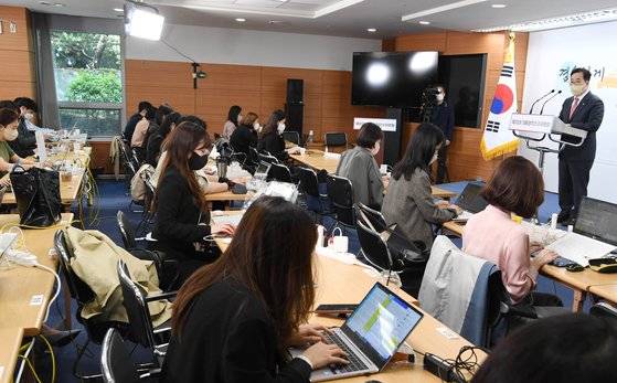 20일 대통령직인수위원회 과학기술교육분과 박성중 간사가 '원전 계속운전 제도 개선' 관련 브리핑을 하고 있다. 인수위사진기자단