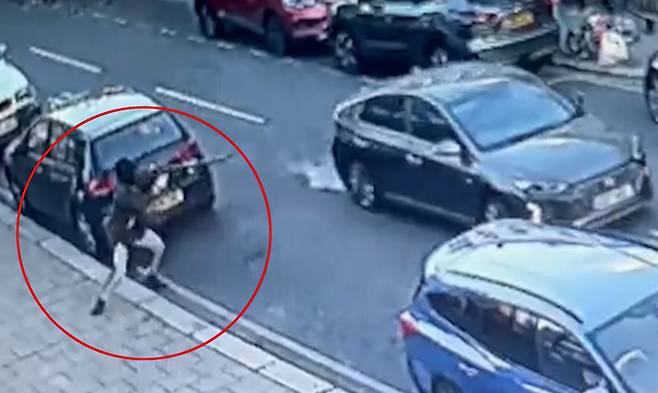 8일(현지시각) 영국 런던 토느넘에서 발생한 총격사건 당시 괴한이 총을 겨누고 있는 모습. 출처: 트위터 이용자 @ThfcDec *재판매 및 DB 금지