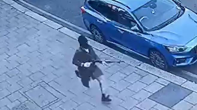 8일(현지시각) 영국 런던 토트넘에서 발생한 총격사건 당시 총을 발사한 괴한이 뛰어가는 모습. 출처: 트위터 이용자 @ThfcDec *재판매 및 DB 금지