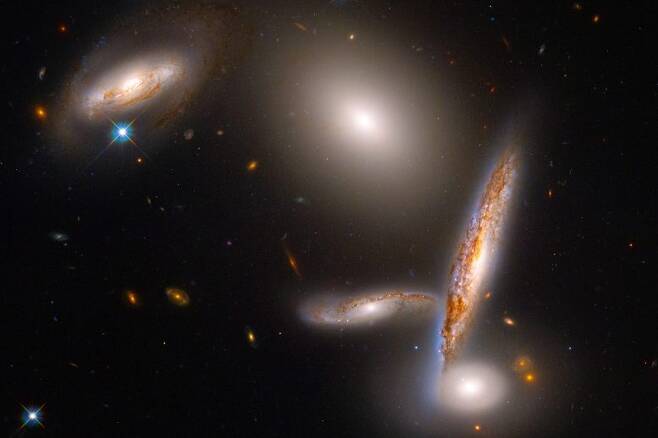 허블우주망원경이 촬영한 ‘힉슨 밀집은하군 40’의 모습. 사진=NASA / ESA / Hubble / STScI.