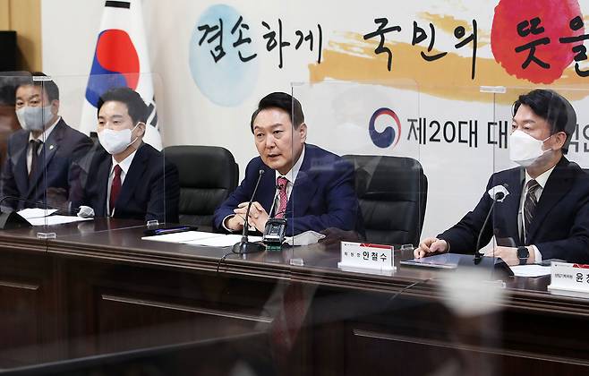 4월4일 윤석열 당선자가 대통령직인수위 기획위원회 제1차 전체회의에서 모두발언을 하고 있다. ⓒ인수위 사진기자단
