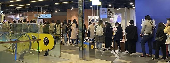 서울 홍대. 남성 간의 사랑을 다룬 문학 장르인 BL(Boy's Love)물 관련 이벤트에 줄을 선 사람들. /조선일보DB