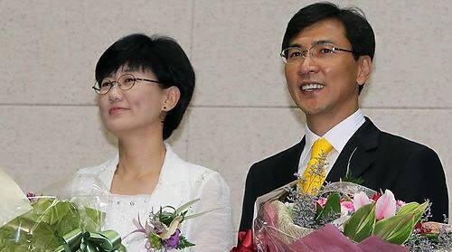 안희정(오른쪽) 전 충남도지사와 민주원씨. <연합뉴스>