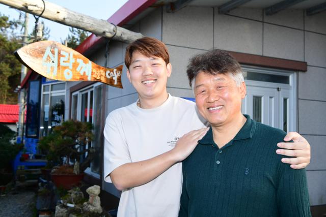 전남 신안군 소악도에서 카페를 운영중인 김현우(왼쪽)씨가 부친(김양훈)과 활짝 웃고 있다. 신안=왕태석 선임기자