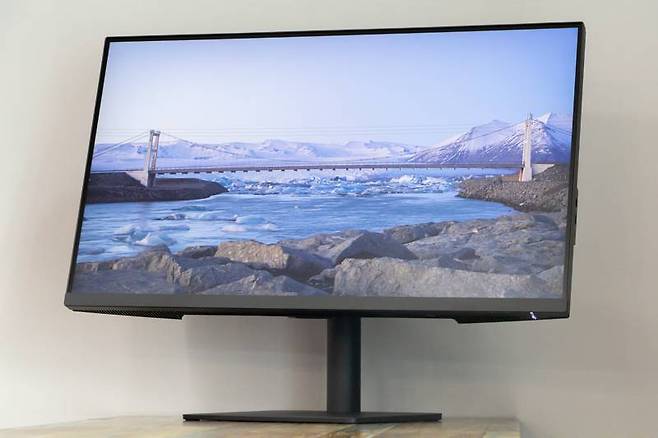 벤큐 PD3205U 아이케어, 31.5인치 4K 해상도 전문가용 모니터다. 출처=IT동아