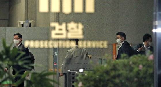 전국 부장 검사들이 21일 새벽 서울 서초구 중앙지방검찰청에서 더불어민주당의 '검수완박'(검찰 수사권 완전 박탈) 법안 추진에 대한 검찰 측의 대응 방안 등을 논의한 뒤 중앙지검 밖으로 이동하고 있다.뉴스1