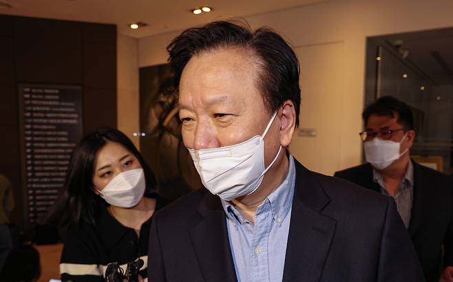 정호영 보건복지부 장관 후보자가 21일 오전 서울 서대문구 국민연금공단 충정로 사옥에 마련된 국회 인사청문회 준비 사무실로 출근하다 취재진과 만나 최근 제기되고 있는 의혹들에 대해 자신의 입장을 말한 뒤 이동하고 있다. 정 후보자는 "국민 눈높이가 도덕·윤리 잣대라면 한 점 부끄럼 없다"라고 말했다. [연합]