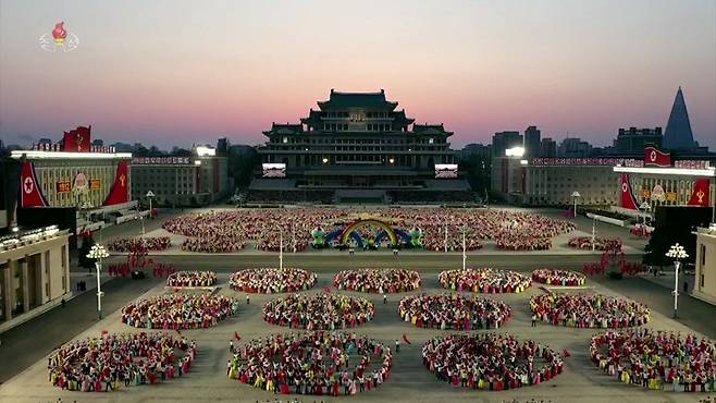 [서울=뉴시스] 지난 15일 조선중앙TV는 평양 김일성광장에서 김일성 생일(태양절) 110주년 경축행사를 연 모습을 보도했다. (사진=조선중앙TV 갈무리) 2022.04.15. photo@newsis.com *재판매 및 DB 금지