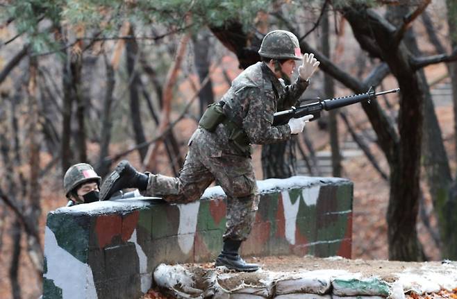 예비군 훈련에서 예비군 대원들이 도심지 구조물 극복 훈련을 하고 있다. 연합뉴스
