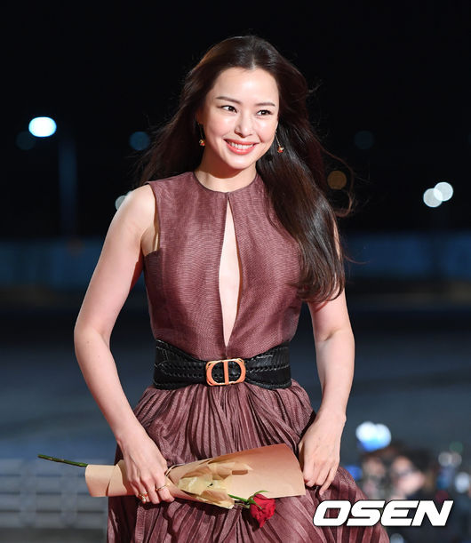 I wonder if Miss Korea is an eternal Miss Korea. Actress Lee Ha-nui is impressed by the healthy current situation of climbing even nine months of pregnancy with fullness.Lee Ha-nui posted a picture on the SNS on the 17th, saying, Happy Easter! Are you doing well on a good spring day?The photo attracted attention with Lee Ha-nui, who enjoyed climbing with a hiking pole in both hands.Lee Ha-nui, who married an older businessman in December last year, said he was four months pregnant at the same time as he married, and he is now in the ninth month of pregnancy.Lee Ha-nui, who enjoys climbing and wearing a boat on the boat, attracted fans attention.Lee Ha-nui said, I am hiking and I am doing well with my stomach.His natural wearing of pressure stockings, bodices, and hiking poles made him guess that this exercise was a steady one day or two.The netizens and fans were not the only ones who were surprised. Noh Hong-chul commented, How is my mother always the same?Lee Ha-nui did not lose his composure, shaking to the nausea, Ive got a lot of boats now.In fact, Lee Ha-nui, who reveals such a healthy beauty, is not yesterday.He was selected as the winner of the 50th Miss Korea Competition in 2006 and has been steadily loved by his tall, solid body, cool eyes and cheerful atmosphere since his debut.Not only does it look like it is leading vegetarian diet before the Beegan epidemic, such as eating protein with soybean instead of meat, but also beautiful inner beauty was one of Lee Ha-nuis healthy charms.Lee Ha-nuis charm is maintained in a situation where she looks at her fullness during pregnancy.Among them, a new movie Dream starring Lee Ha-nui has recently been cranked up and his steady work has been announced.Lee Ha-nuis charm continues with the humanization of health beauty in Miss Korea, which represented Korea.Lee Ha-nui SNS, DB.