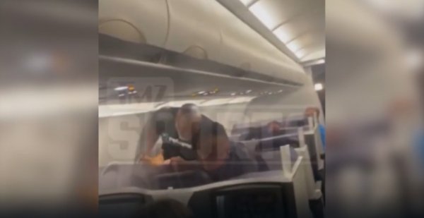 마이크 타이슨이 여객기 뒷좌석 승객을 폭행하는 장면. TMZ영상 캡처.