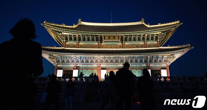 지난 1일 저녁 경복궁을 찾은 관람객들이 봄밤 고궁의 정취를 만끽하고 있다. © News1 유승관 기자