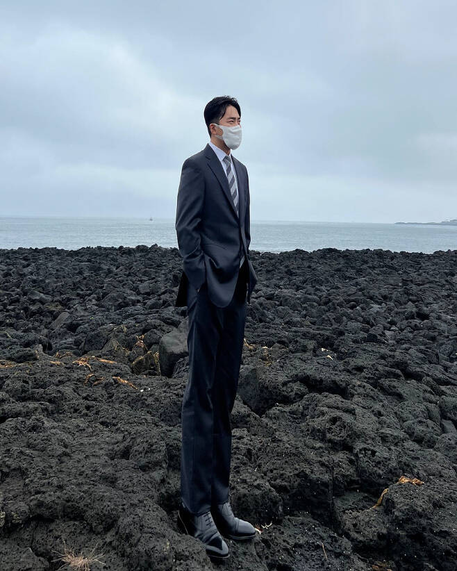 Broadcaster Yo Byung-jae has become a ratio thugYoo Byung-jae posted a picture on his SNS on the 23rd with an article entitled Is not the color of the suit a little strange?; ..In the photo, Yo Byung-jae, standing on the beach, was seen. Yo Byung-jae, standing in full dress, turned into a ratio thug by increasing his legs.In the Yoo Byung-jae, which turned into an artificial ratio, Jun Hyon-moo added a smile by commenting, Is the face inevitable?On the other hand, Yo Byung-jae is currently appearing on MBC Point of omniscient Interference.