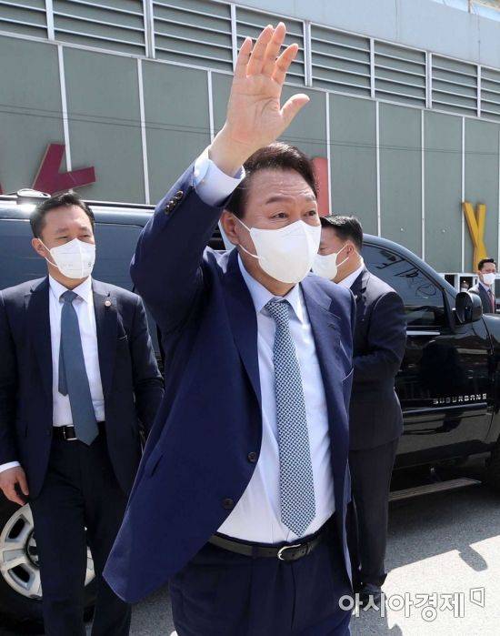윤석열 대통령 당선인이 22일 오전 부산 해운대구 반송큰시장을 방문해 시민들에게 인사하고 있다./인수위사진기자단