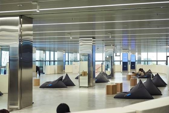 ‘무신사 테라스’는 자사 온라인몰에 입점한 브랜드들의 개성 있는 쇼룸 공간으로 마련됐다. 소비자에게는 매번 새롭게 바뀌는 공간이 쉬어가는 놀이터다.