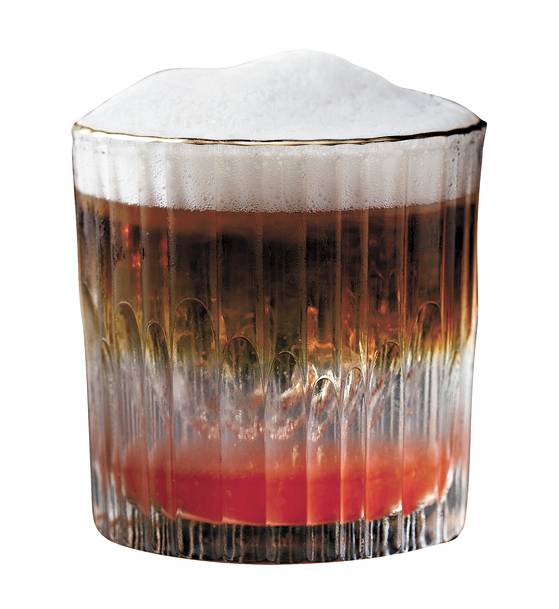 명품 시계 브랜드 IWC가 오픈한 ‘빅 파일럿 바’의 시그니처 음료 ‘스카이 오버 아프리카’. 비행기 안에서 바라본 석양을 표현한 음료로 브랜드의 상징적인 제품 ‘빅 파일럿 워치’에서 영감을 얻었다. [사진 각 브랜드]