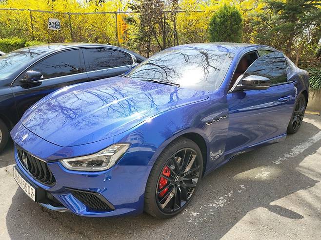 마세라티 기블리 모데나 S Q4. 블루 에모지오네 외관 색상이 눈길을 끈다. [김지윤 기자]
