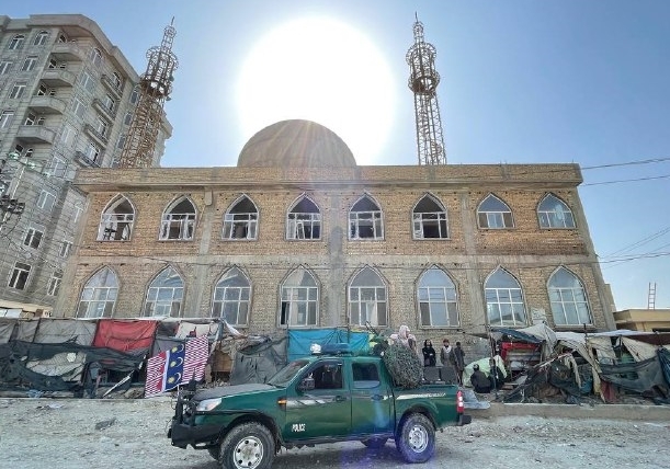 21일(현지 시각) 아프가니스탄에서 연쇄 폭탄 테러가 발생해 100여 명의 사상자가 나왔다. IS가 폭탄 공격을 감행한 아프간 북부 시아파 모스크 전경. AP 연합뉴스