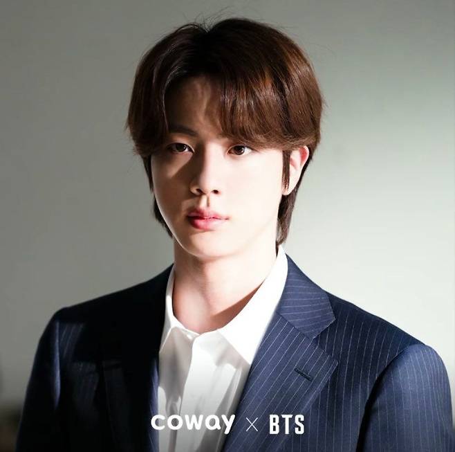 방탄소년단 진, '가장 잘생긴 K팝 아이돌' 또 1위..최고 비주얼 '美의 남신'