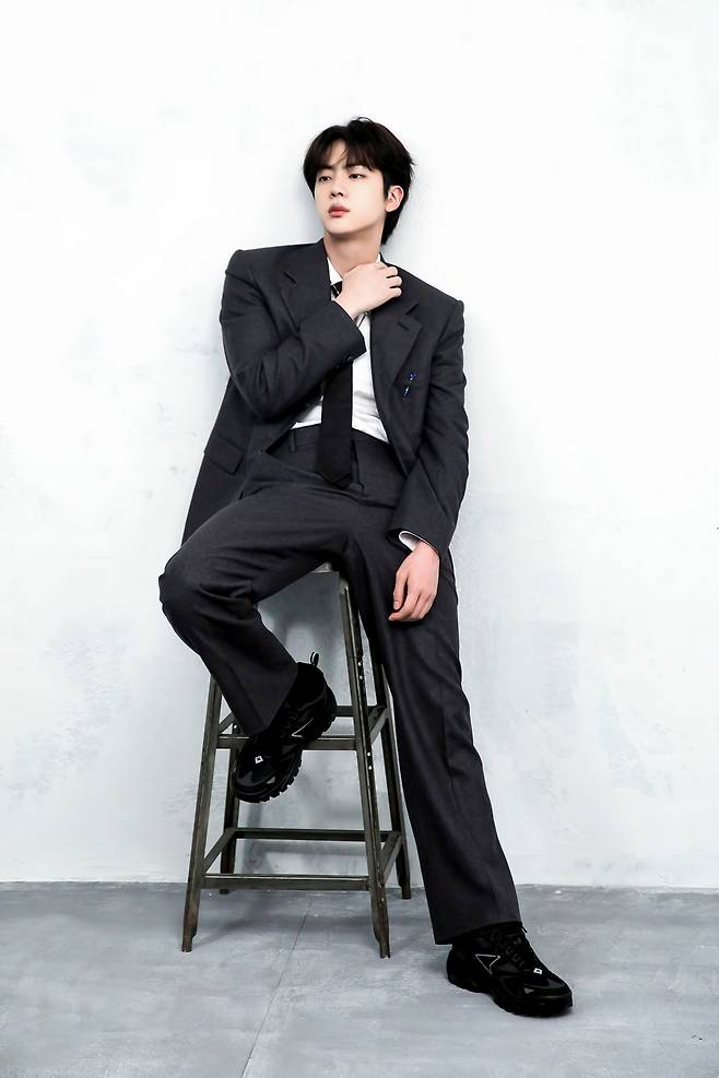 방탄소년단 진, '가장 잘생긴 K팝 아이돌' 또 1위..최고 비주얼 '美의 남신'
