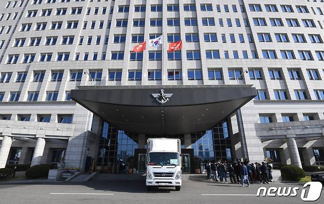 지난 8일 오전 서울 용산구 국방부 청사 앞에  청사 사무실 이전 작업을 위한 이사 업체 차량이 짐을 싣기 위해 대기하고 있다. (국방일보 제공) 2022.4.8/뉴스1