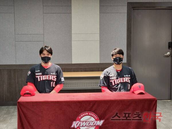 경기 전 인터뷰를 가진 KIA 타이거즈 박동원(왼쪽)과 김도현. ⓒ스포츠한국DB
