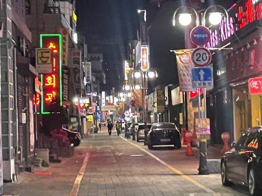 23일 밤 11시 40분 불 꺼진 신부동 문화거리. 사진=박하늘 기자