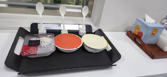 (왼쪽부터) 하림 더 미식 백미밥, CJ제일제당 햇반, 오뚜기 오뚜기밥 제품이 시식대에 놓여진 모습 [사진=김승권 기자]