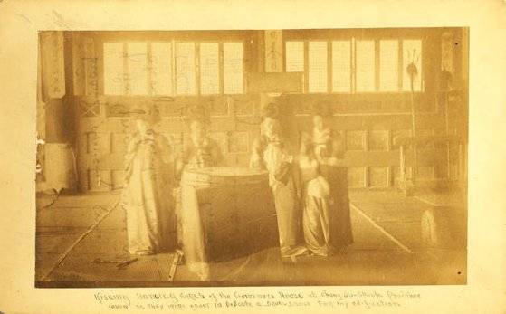 포크가 전라감영에 머물 당시 선화당에서 펼쳐진 연회에서 승전무를 춘 기생들. 포크는 '게이샤'라고 표현했다. 사진 위스콘신대 밀워키캠퍼스 도서관