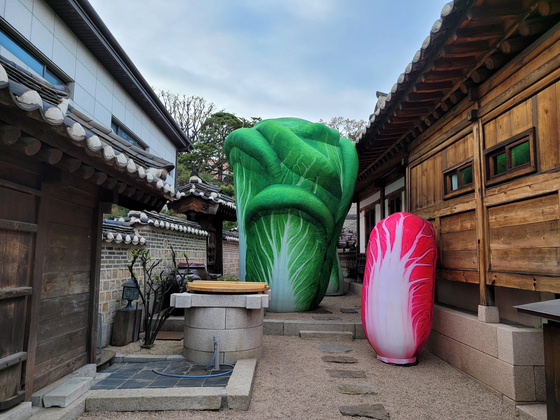 Artist Choi Jeong-hwa's work ″Holobiont″ installed at House of Woonkyung, a hanok mansion on the slope of Mount Inwang in central Seoul. [MOON SO-YOUNG]