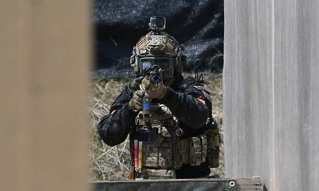 시가 모의 전투 게임장에서 한 동호인들이 상대방을 맞추기 위해 종횡무진하고 있다.