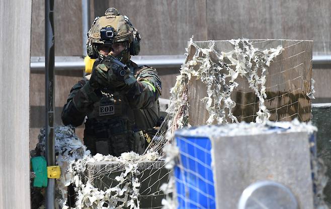 에어소프트 게임에 참가한 동호인들은 필드를 종횡무진 뛰어다니며 게임을 즐기고 있다.