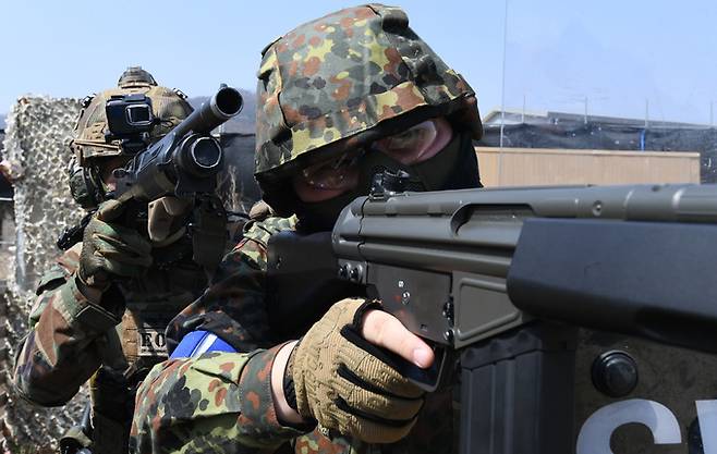 에어소프트 건을 견착한 동호인의 모습이 진지해 보인다.
