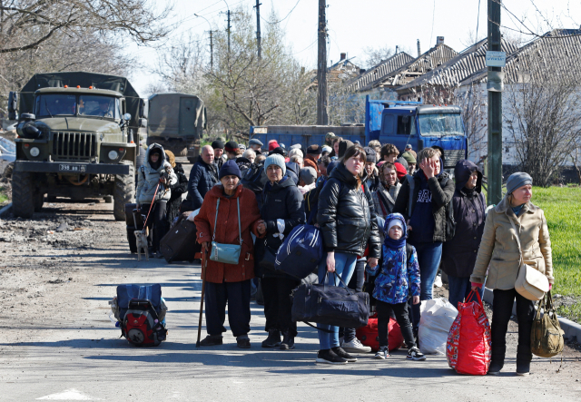 20일(현지시간) 우크라이나 남부 항구도시 마리우폴에서 주민들이 러시아와 우크라이나 군의 최후 결전을 앞두고 피란 버스를 기다리고 있다. 마리우폴에 남은 우크라이나 해병대와 아조우 연대가 결사 항전 태세를 보이자 항복을 종용하며 최후통첩을 날린 러시아군은 총공세를 준비 중이다. / 로이터 연합뉴스