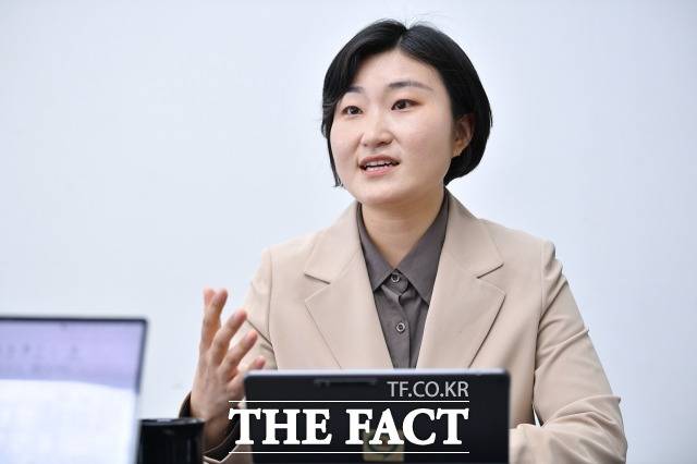 1987년생인 신지혜 기본소득당 상임대표는 이번 지선에 서울시장 후보로 출사표를 던졌다. 그가 정치에 관심을 둔 것은 대학 시절 발달장애인과 독거노인, 판자촌 주민 등을 만나는 자원 활동을 하면서다. 사회적 약자들이 정치인들 앞에서 '관련 법을 개정해달라'며 무릎 꿇고 하는 호소를 보며 신 후보는 '권력 없는 사람들의 편'에 선 정치인이 되겠다는 마음을 굳혔다. /남윤호 기자