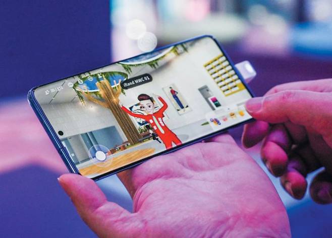 메타버스는 가상인간이 활동하는 장소이다. 메타버스가 발전하면 가상인간도 함께 발전하게 된다고 업계 전문가들은 말한다. 사진은 한 고객이 SK텔레콤의 메타버스 서비스 '이프랜드'를 체험하고 있는 모습./SK텔레콤