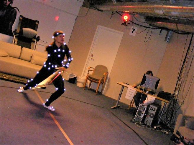 인간처럼 움직이는 가상인간을 만들려면 그 동작이 먼저 촬영되어야 한다. 사진은 한 영화 제작 스튜디오에서 인간의 동작을 촬영하는 모습./예수스벨라(위키피디아)