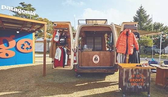 1970년 시작된 ‘원웨어(Worn Wear) 캠페인’은 수선뿐 아니라 중고 제품 보상 판매 및 재활용 프로그램으로 구성됐다. 파타고니아