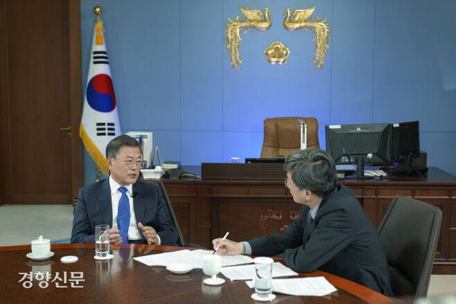 문재인 대통령이 지난 14일 청와대 여민관 집무실에서 JTBC 손석희 전 앵커와 대담하고 있다. 청와대 제공