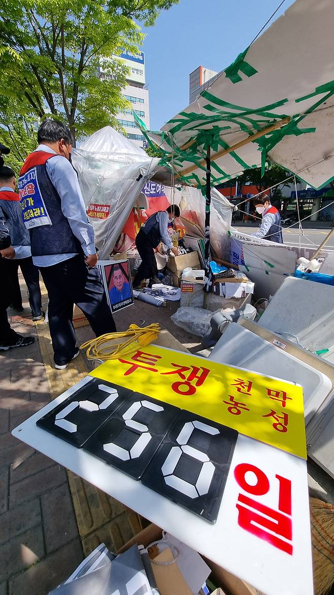 [울산=뉴시스] 배병수 기자 = 고용승계를 요구하며 250여일간 농성을 벌여온 신도여객 버스 노동자들이 25일 울산시청 정문 앞에 설치돼 있던 천막 농성장을 철거하고 있다. 2022.04.25. bbs@newsis.com