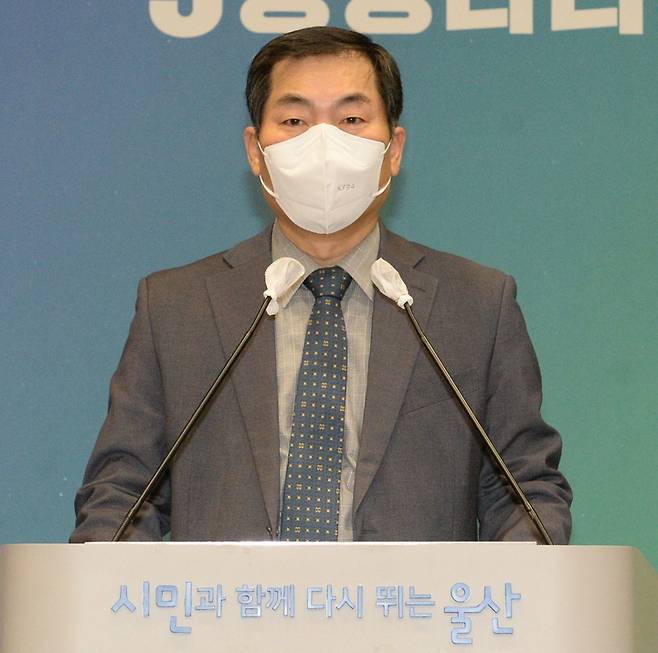 [울산=뉴시스] 배병수 기자 = 김동훈 울산시 교통건설국장이 25일 울산시청 프레스센터에서 기자회견을 열고 신도여객 사태 해결에 따른 울산시의 입장을 밝히고 있다. 2022.04.25. bbs@newsis.com *재판매 및 DB 금지