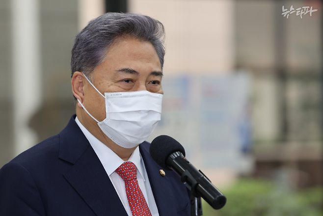 박진 외교부 장관 후보자는 지난 2012년 19대 총선에 불출마한 뒤, 2013년 3월 한국외국어대학교 국제지역대학원 유엔평화학과 석좌교수로 위촉됐다.