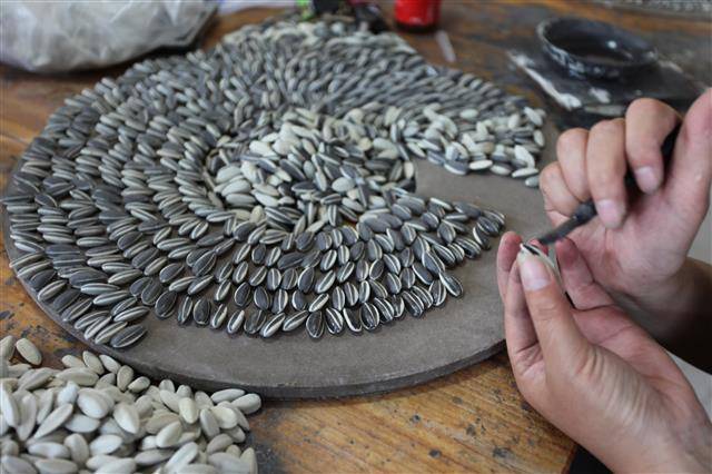 해바라기씨를 그리는 장인, 징더전, 2010.아이웨이웨이 스튜디오 ⓒ Ai Weiwei Studio·국립현대미술관 제공